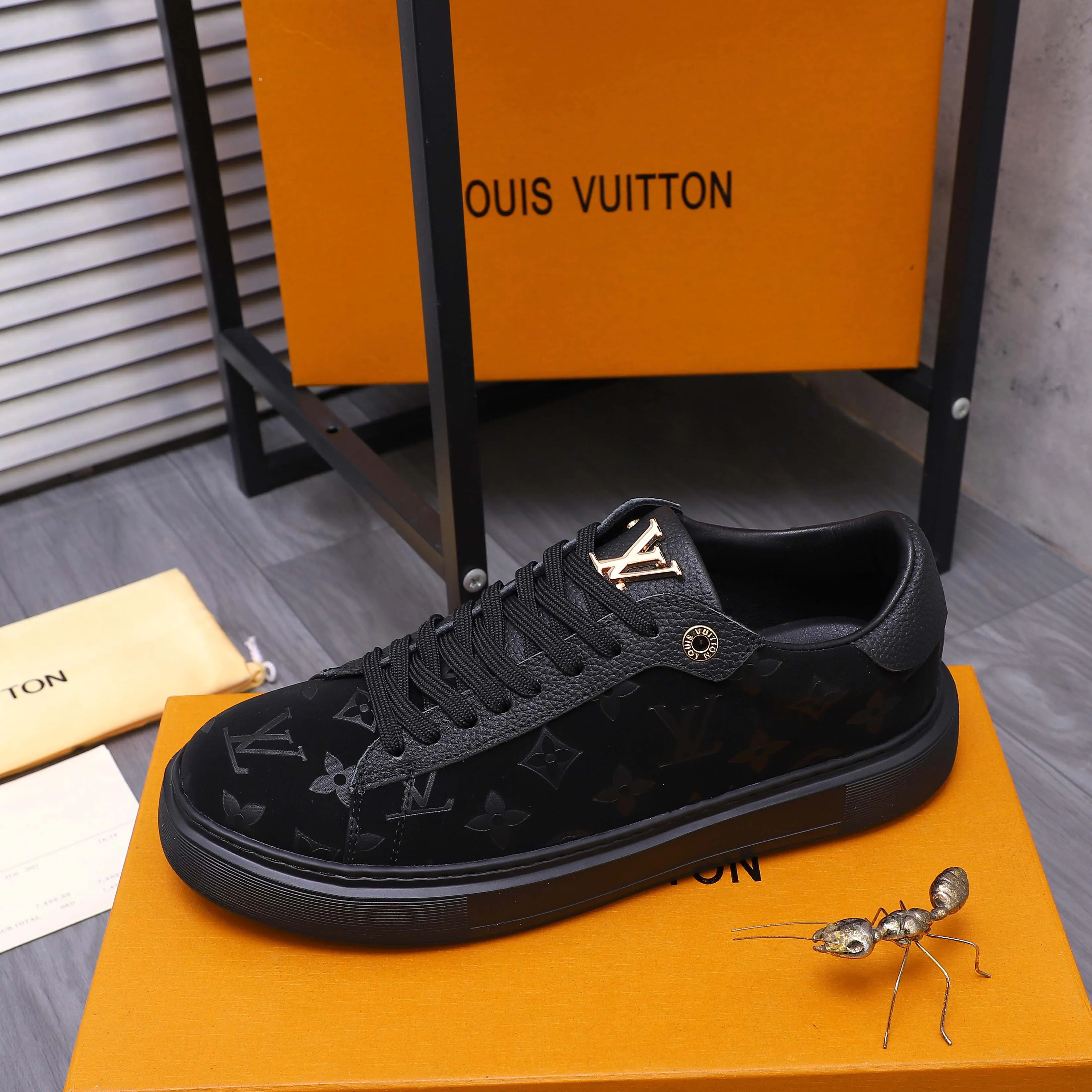 Men's shoes 💰442 Product trademark: LV [Louis Vuitton] Casual shoes True size. Size: 38-44 Product materials: Selected embossed frosted cowhide upper, sheepskin lining, cowhide insole, rubber outsole